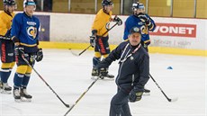 Trenér Robert Svoboda vede trénink hokejistů Zlína.