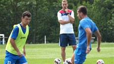Nový trenér Jií Jaroík sleduje trénink fotbalist Ústí nad Labem.