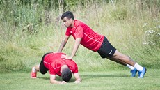 Brazilci (zleva) Ewerton a Cadu na tréninku Pardubic.