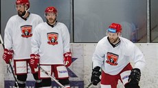 Vladimír Rika mladí (vpravo) se na prvním tréninku na led rozjídí k...