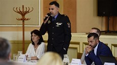 editel perovské mstské policie Omar Teriaki na veejné besed svolané na...