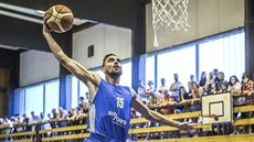 Tomáš Satoranský smečuje na tréninku basketbalové reprezentace v Mariánských...