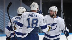 Brayden Point, Ondej Palát a Nikita Kuerov (zleva) se radují z gólu Tampy.