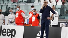 Maurizio Sarri, trenér Juventusu Turín, bedliv sleduje hru.