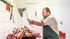 Jiří Kroupa porcuje hovězí maso, které tvoří 75 procent zdejší spotřeby. Na...