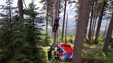 Hasiči zasahovali u paraglidisty zachyceného na stromě na Černé hoře v...