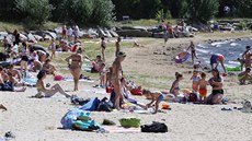 Teplé poasí pilákalo Plzeany na pláe Velkého Boleveckého rybníka. (28....