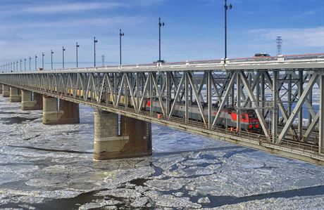 Most pes Amur. S délkou 2 590 metr byl dlouho nejdelím mostem Sovtského...
