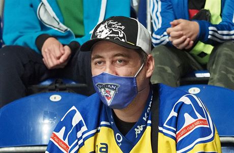 Fanouci museli na ústeckém stadionu pi zápase Slovanu s Kolínem nosit rouky,...