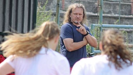 Nový trenér Sokola Poruba Ivo Vávra sleduje házenkáky na tréninku.