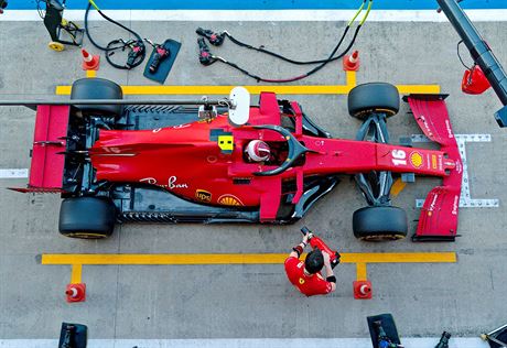 Charles Leclerc v boxech stje Ferrari na okruhu Silverstone