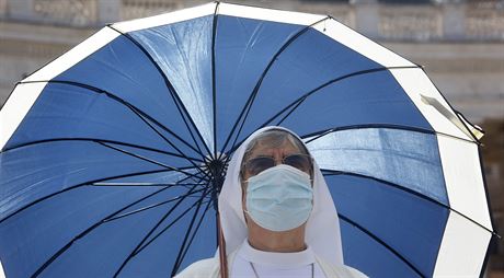 Jeptika s ochrannou maskou ve Vatikánu (26. ervence 2020)