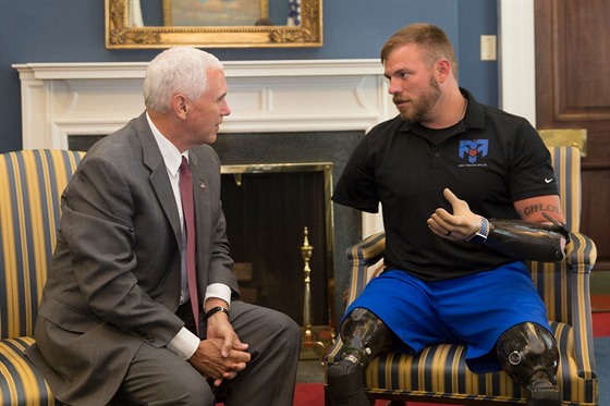 Válečný veterán Travis Mills při setkání s viceprezidentem Mikem Pencem