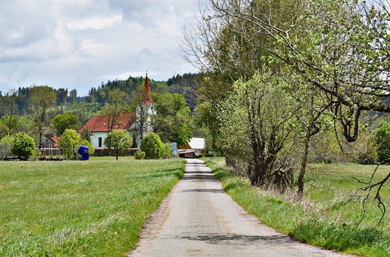 Pohled na osadu Pěkná z cesty od Teplé Vltavy