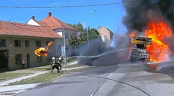 Pi haení jeábu vystelila pneumatika pímo na hasie