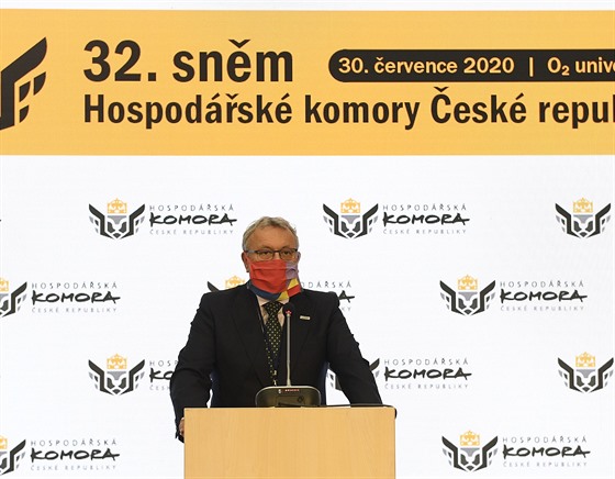 Znovuzvolený prezident Hospodáské komory Vladimír Dlouhý hovoí na celostátním...