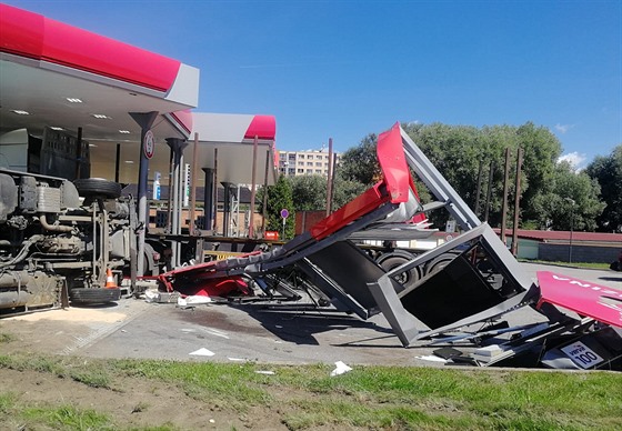 Dva nákladní automobily narazily v Jindichov Hradci do erpací stanice.