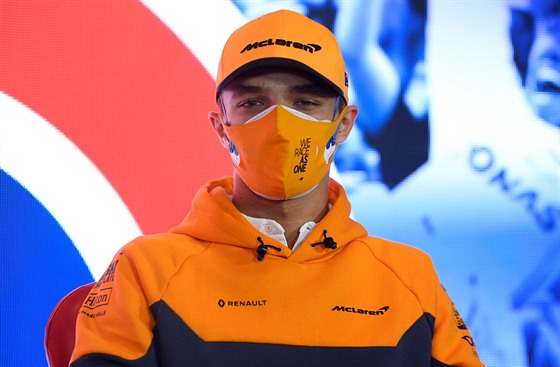 Lando Norris z McLarenu na tiskové konferenci na okruhu Silverstone