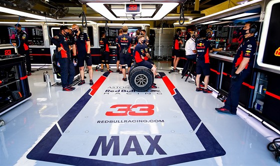 Max Verstappen posedává v zázemí stáje Red Bull.