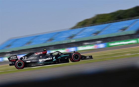 Valtteri Bottas z Mercedesu na okruhu Silverstone