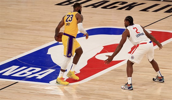 LeBron James z Lakers u míče, brání ho Kawhi Leonard z Clippers.