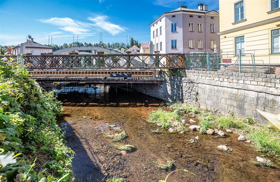 Královéhradecký kraj opravuje průtah Hostinným včetně historického mostu přes...