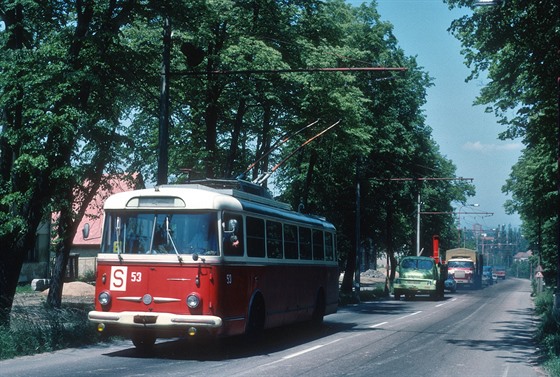Jedna z nově objevených fotografií trolejbusu stoupajícího 8. června 1977 na...