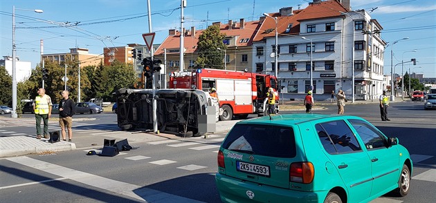 Nehoda dvou vozidel zkomplikovala ve tvrtek ráno dopravu na Rokycanské tíd v...