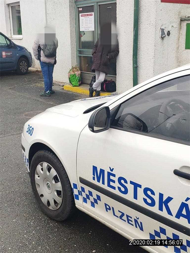 Mstská policie v Plzni pijala do svých ad trestaného neonacistu. Nyní nemá...