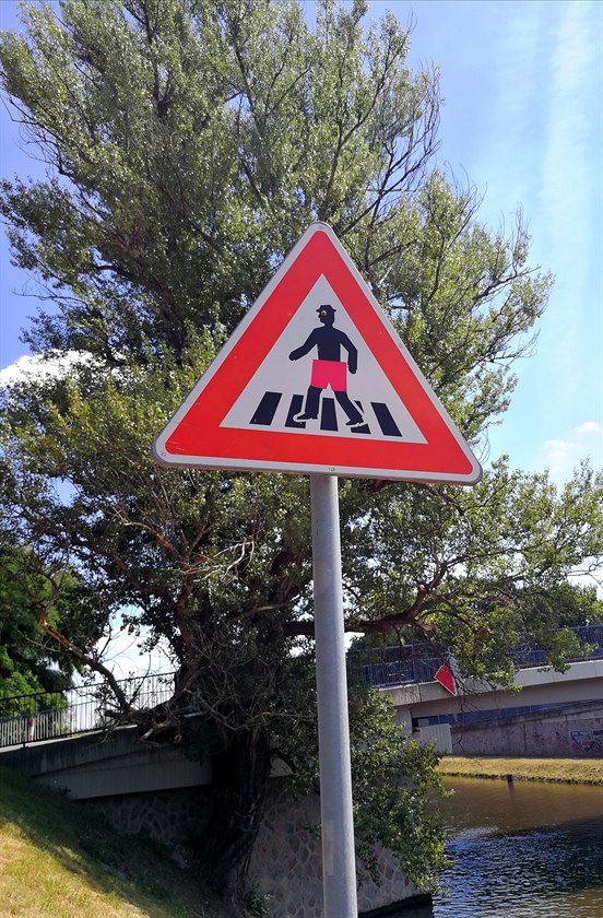 Upravená dopravní znaka