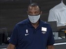 Alvin Gentry, trenér New Orleans Pelicans, si na zápas s Utah Jazz vzal rouku.