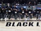 Basketbalisté New Orleans Pelicans a Utah Jazz kleí bhem hymny ped zápasem...