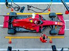 Charles Leclerc v boxech stáje Ferrari na okruhu Silverstone