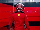 Charles Leclerc v zázemí stáje Ferrari na okruhu Silverstone