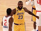 LeBron James (23) z LA Lakers a jeho vyzyvatel Kawhi Leonard (2) z LA Clippers...