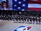 Basketbalisté Orlando Magic a Brooklyn Nets kleící pi hymn.