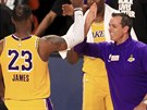LeBron James (23) z LA Lakers oslavuje se svým kouem Frankem Vogelem.