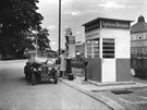 Benzinová erpací stanice vedle Moravského mostu v roce 1935, kde tankuje...
