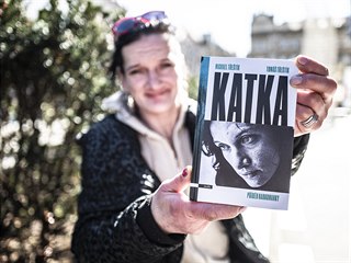 Katka s knihou o svém osudu od Michaela Třeštíka