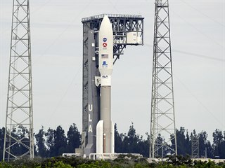 Nosič Atlas V 541 připravený na rampě na mysu Canaveral s vozítkem Perseverance...