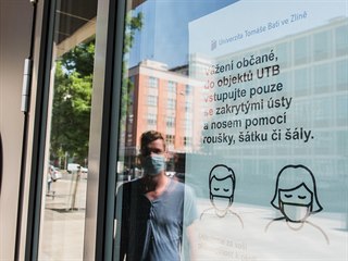 Univerzita Tomáše Bati ve Zlíně zavedla znovu povinnost nosit roušky ve všech...