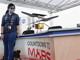 Replika minihelikoptéry Ingenuity (D�vtip), která na Mars poputuje spolu s...