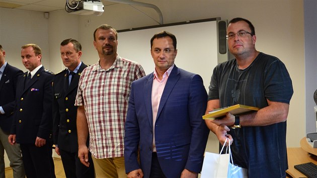 Lidé, kteří pomáhali při vlakovém neštěstí u Perninku, dostali ocenění. Na snímku oceněný Miroslav Rotta (vpravo). (31. července 2020)