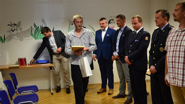 Lidé, kteří pomáhali při vlakovém neštěstí u Perninku, dostali ocenění. Na snímku oceněný Roman Rödl (druhý zleva). (31. července 2020)