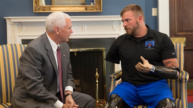 Válený veterán Travis Mills pi setkání s viceprezidentem Mikem Pencem