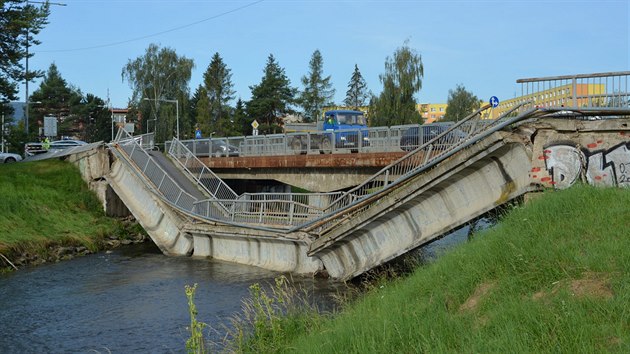 Ve slovenskm mst Spisk Nov Ves se propadl most pro p a cyklisty. (31. ervence 2020)