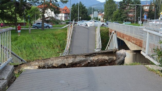 Ve slovenskm mst Spisk Nov Ves se propadl most pro p a cyklisty. (31. ervence 2020)