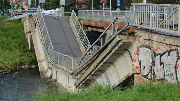 Ve slovenskm mst Spisk Nov Ves se propadl most pro p a cyklisty. (31. ervence 2020)