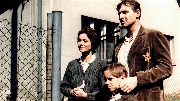 Film Smrt kr�sn�ch srnc� (Karel He�m�nek zt�lesnil Pavlova otce, Marta Van�urov� maminku) vznikl podle stejnojmenn� knihy, podobn� jako Zlat� �ho�i. Mal�ho Otu Pavla si zahr�l Marek Valter.