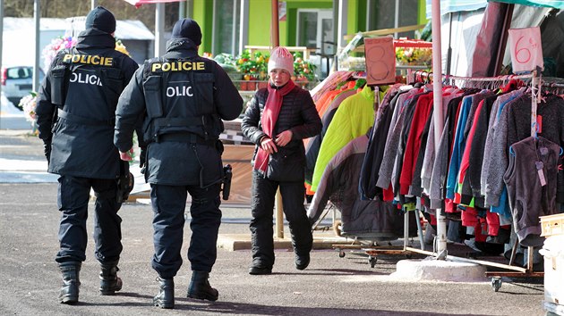 Na tyi destky eskch i nmeckch policist podpoench pracovnky esk obchodn inspekce zasahovali na phraninm triti Svat K u Chebu. (2018)